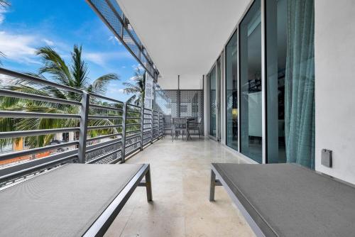 Large suites on Ocean Drive with direct access to the beach in Miami Beach, USA