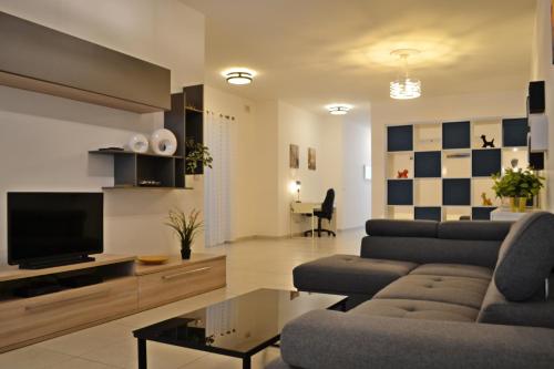 Boutique Ivy Rose - Heart of Marsaxlokk Bay 1