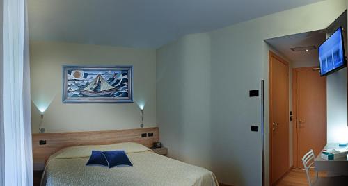 1 queen bed, 1 twin bed