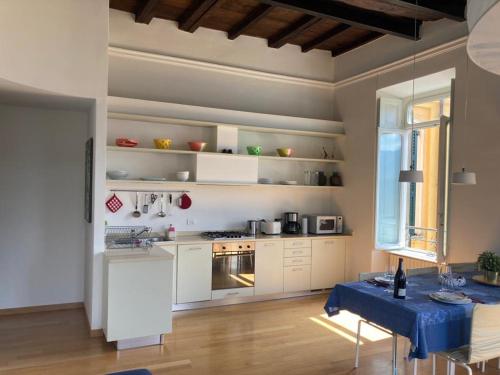 Konyha, Bellavista in palazzo storico e deliziosa vista lago! in Miasino
