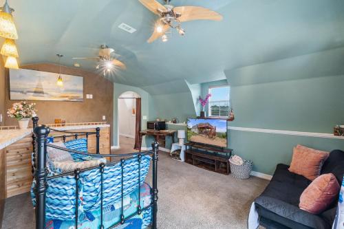 Entire 2br 2ba hilltop view home Sleeps 7 pets 4 acres Jacuzzi Central AC Kingbeds Free Wifi-Parking Kitchen WasherDryer Starry Terrace Two Sunset Dining Patios Grill Stovetop Oven Fridge OnsiteWoodedHiking Wildlife CoveredPatio4pets & Birds Singing!