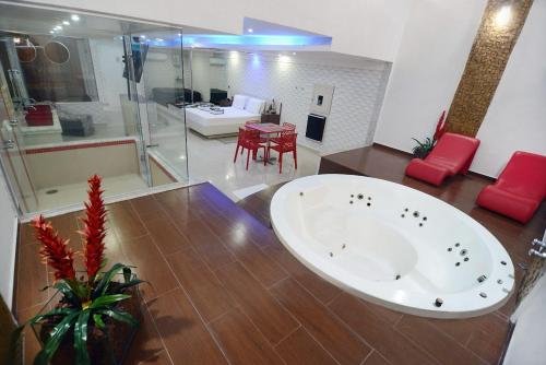 อ่างแช่น้ำร้อน, Motel Secrets 6 in ซิดาเด อเดมาร์