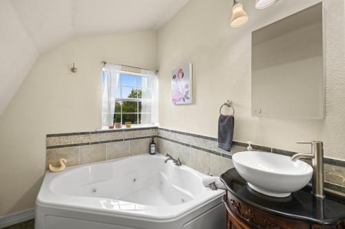 Entire 2br 2ba hilltop view home Sleeps 7 pets 4 acres Jacuzzi Central AC Kingbeds Free Wifi-Parking Kitchen WasherDryer Starry Terrace Two Sunset Dining Patios Grill Stovetop Oven Fridge OnsiteWoodedHiking Wildlife CoveredPatio4pets & Birds Singing! in Marble Falls, USA