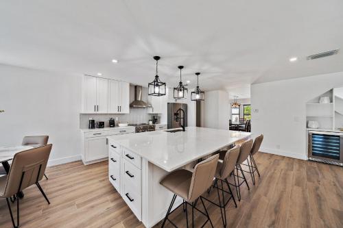 6BR Luxury Wellington Villa with Pool & Spa in Wellington, USA