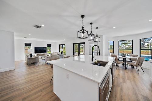 6BR Luxury Wellington Villa with Pool & Spa in Wellington, USA