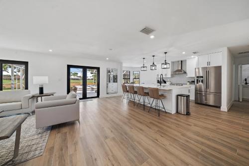 6BR Luxury Wellington Villa with Pool & Spa in Wellington, USA