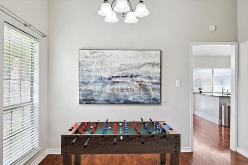 Charming 3 Bedrooms Escape w Pool Yard Foosball in Plano, USA