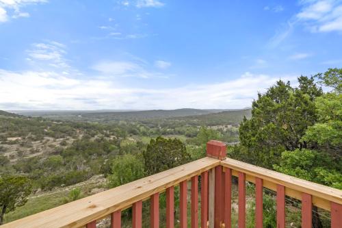 Entire 2br 2ba hilltop view home Sleeps 7 pets 4 acres Jacuzzi Central AC Kingbeds Free Wifi-Parking Kitchen WasherDryer Starry Terrace Two Sunset Dining Patios Grill Stovetop Oven Fridge OnsiteWoodedHiking Wildlife CoveredPatio4pets & Birds Singing!