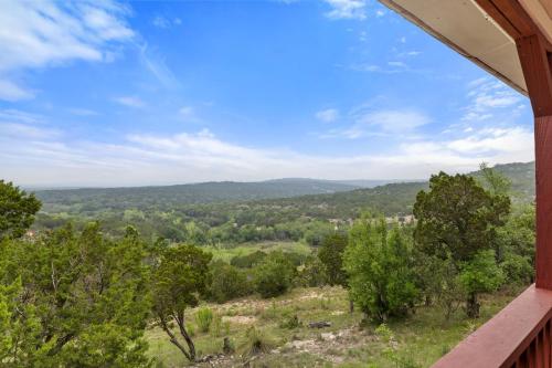Entire 2br 2ba hilltop view home Sleeps 7 pets 4 acres Jacuzzi Central AC Kingbeds Free Wifi-Parking Kitchen WasherDryer Starry Terrace Two Sunset Dining Patios Grill Stovetop Oven Fridge OnsiteWoodedHiking Wildlife CoveredPatio4pets & Birds Singing!