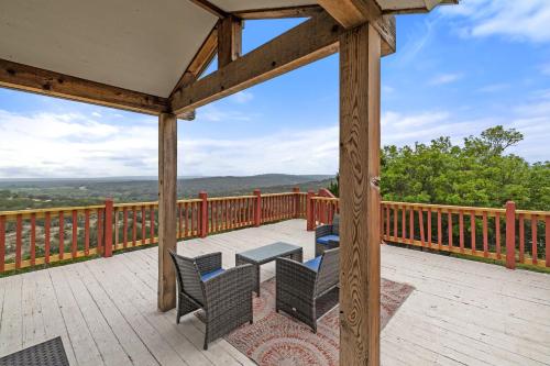 Entire 2br 2ba hilltop view home Sleeps 7 pets 4 acres Jacuzzi Central AC Kingbeds Free Wifi-Parking Kitchen WasherDryer Starry Terrace Two Sunset Dining Patios Grill Stovetop Oven Fridge OnsiteWoodedHiking Wildlife CoveredPatio4pets & Birds Singing!