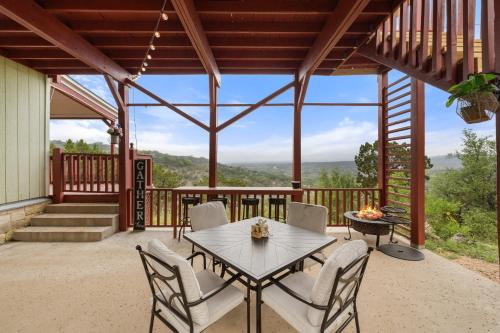 Entire 2br 2ba hilltop view home Sleeps 7 pets 4 acres Jacuzzi Central AC Kingbeds Free Wifi-Parking Kitchen WasherDryer Starry Terrace Two Sunset Dining Patios Grill Stovetop Oven Fridge OnsiteWoodedHiking Wildlife CoveredPatio4pets & Birds Singing!