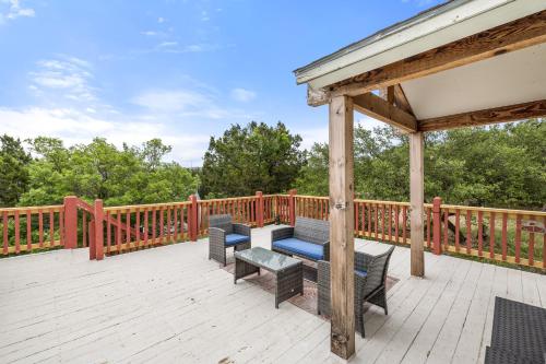 Entire 2br 2ba hilltop view home Sleeps 7 pets 4 acres Jacuzzi Central AC Kingbeds Free Wifi-Parking Kitchen WasherDryer Starry Terrace Two Sunset Dining Patios Grill Stovetop Oven Fridge OnsiteWoodedHiking Wildlife CoveredPatio4pets & Birds Singing!