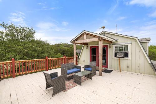 Entire 2br 2ba hilltop view home Sleeps 7 pets 4 acres Jacuzzi Central AC Kingbeds Free Wifi-Parking Kitchen WasherDryer Starry Terrace Two Sunset Dining Patios Grill Stovetop Oven Fridge OnsiteWoodedHiking Wildlife CoveredPatio4pets & Birds Singing!