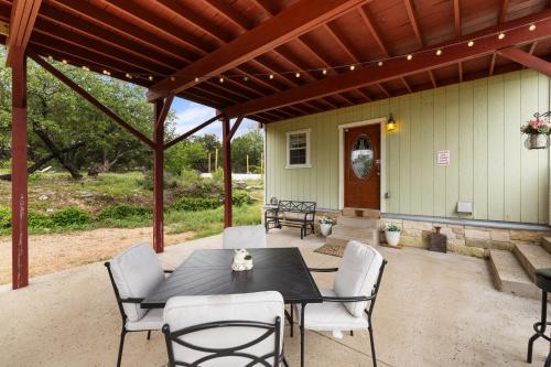 Entire 2br 2ba hilltop view home Sleeps 7 pets 4 acres Jacuzzi Central AC Kingbeds Free Wifi-Parking Kitchen WasherDryer Starry Terrace Two Sunset Dining Patios Grill Stovetop Oven Fridge OnsiteWoodedHiking Wildlife CoveredPatio4pets & Birds Singing!