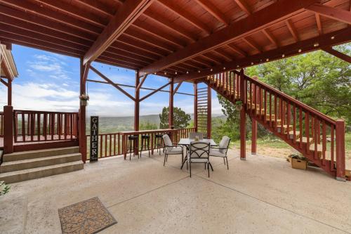 Entire 2br 2ba hilltop view home Sleeps 7 pets 4 acres Jacuzzi Central AC Kingbeds Free Wifi-Parking Kitchen WasherDryer Starry Terrace Two Sunset Dining Patios Grill Stovetop Oven Fridge OnsiteWoodedHiking Wildlife CoveredPatio4pets & Birds Singing!