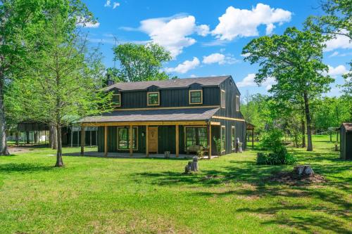 Tranquil Country Escape 4 Bedrooms Pond Firepit in Greenville, USA