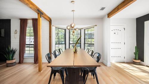 Tranquil Country Escape 4 Bedrooms Pond Firepit in 格林维尔(TX)