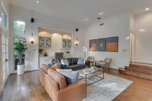 Dallas Gem 5 Bedrooms Home with Pool Game Room in Dallas, USA