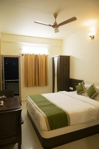 Deluxe Double Room with Balcony image 3