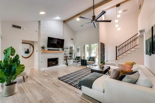 Garland Getaway 6 BD w Treehouse Patio & Views in Garland, USA