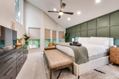 Garland Getaway 6 BD w Treehouse Patio & Views in Garland, USA