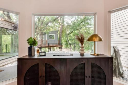 Garland Getaway 6 BD w Treehouse Patio & Views in Garland, USA