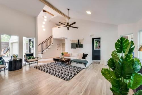 Garland Getaway 6 BD w Treehouse Patio & Views in Garland, USA