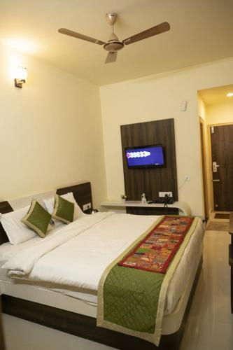 Deluxe Double Room with Balcony image 2