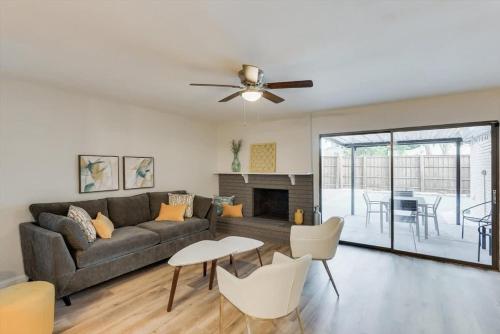 Spacious Bright and Modern Home with Pool Spacious Bright and Modern Home with Pool