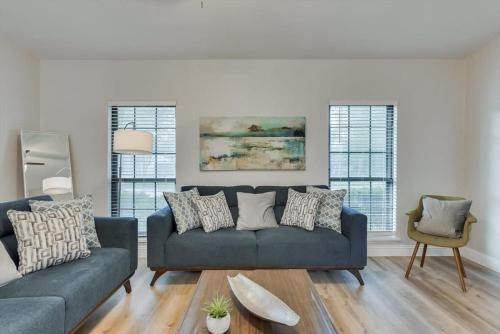 Spacious Bright and Modern Home with Pool in Highland Meadows