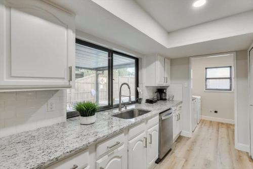 Spacious Bright and Modern Home with Pool Spacious Bright and Modern Home with Pool
