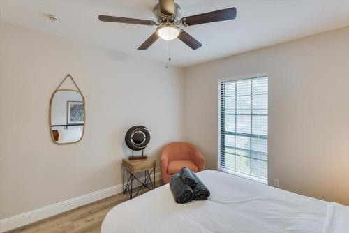 Spacious Bright and Modern Home with Pool Spacious Bright and Modern Home with Pool