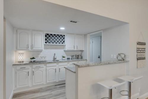 Spacious Bright and Modern Home with Pool Spacious Bright and Modern Home with Pool