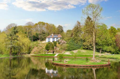 Inviting 5-Bed House with fishing lake in Devizes gîte à louer Roundway