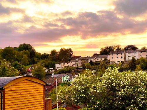 周邊環境, Stylish Shepherds Hut with Amazing Views in 奈頓