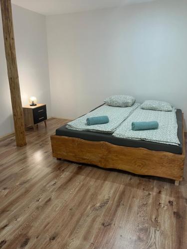 1 queen bed, 1 twin bed