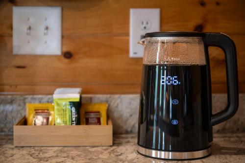Mtn Views-firepit-dogs-coffeetea Bar-kingbeds in Dysartsville, USA