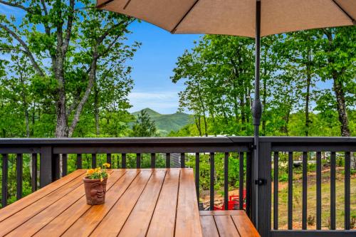 Mtn Views-firepit-dogs-coffeetea Bar-kingbeds in Dysartsville, USA