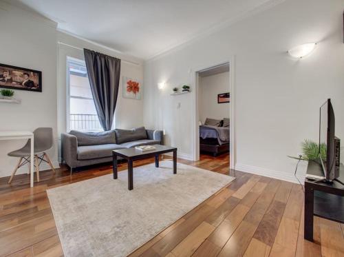 Stylish 1Br-condo 2 min away from bell center D6