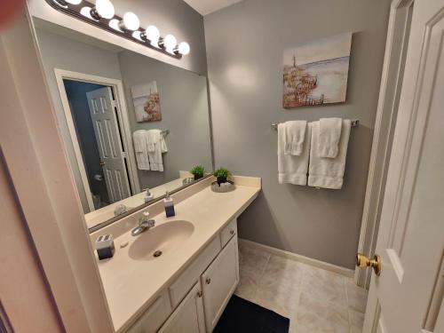 2 bedroom condo on the golf course, minutes away from attractions! in Myrtle Beach, USA