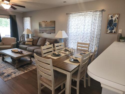 2 bedroom condo on the golf course, minutes away from attractions! in Myrtle Beach, USA