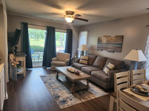 2 bedroom condo on the golf course, minutes away from attractions! in Myrtle Beach, USA