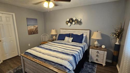 2 bedroom condo on the golf course, minutes away from attractions! in Myrtle Beach, USA