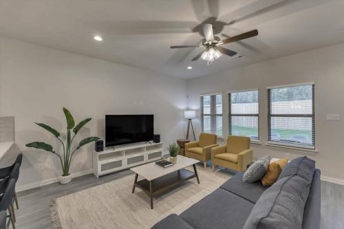 Your Vibrant Dallas Getaway Home in Cedar Crest