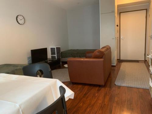 Yksiö juna-aseman vieressä (Yksio juna-aseman vieressa) in อีซาลมี