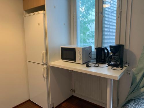 Yksiö juna-aseman vieressä (Yksio juna-aseman vieressa) in อีซาลมี