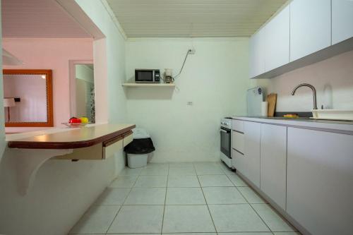 廚房, Aruba SunRise 1BR Rentals - San Nicolas in 奧拉涅斯塔德