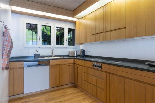 Villa with pool, garden & direct at lake, Spiez (foto 10)