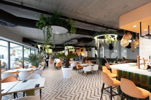 Restoran, Apartament Laguna Beskidów nad Jeziorem Żywieckim z sauną i tarasem (Apartament Laguna Beskidow nad Jeziorem Zywieckim z sauna i tarasem) in Zarzecze