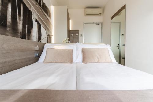 Hotel Lux - image 9